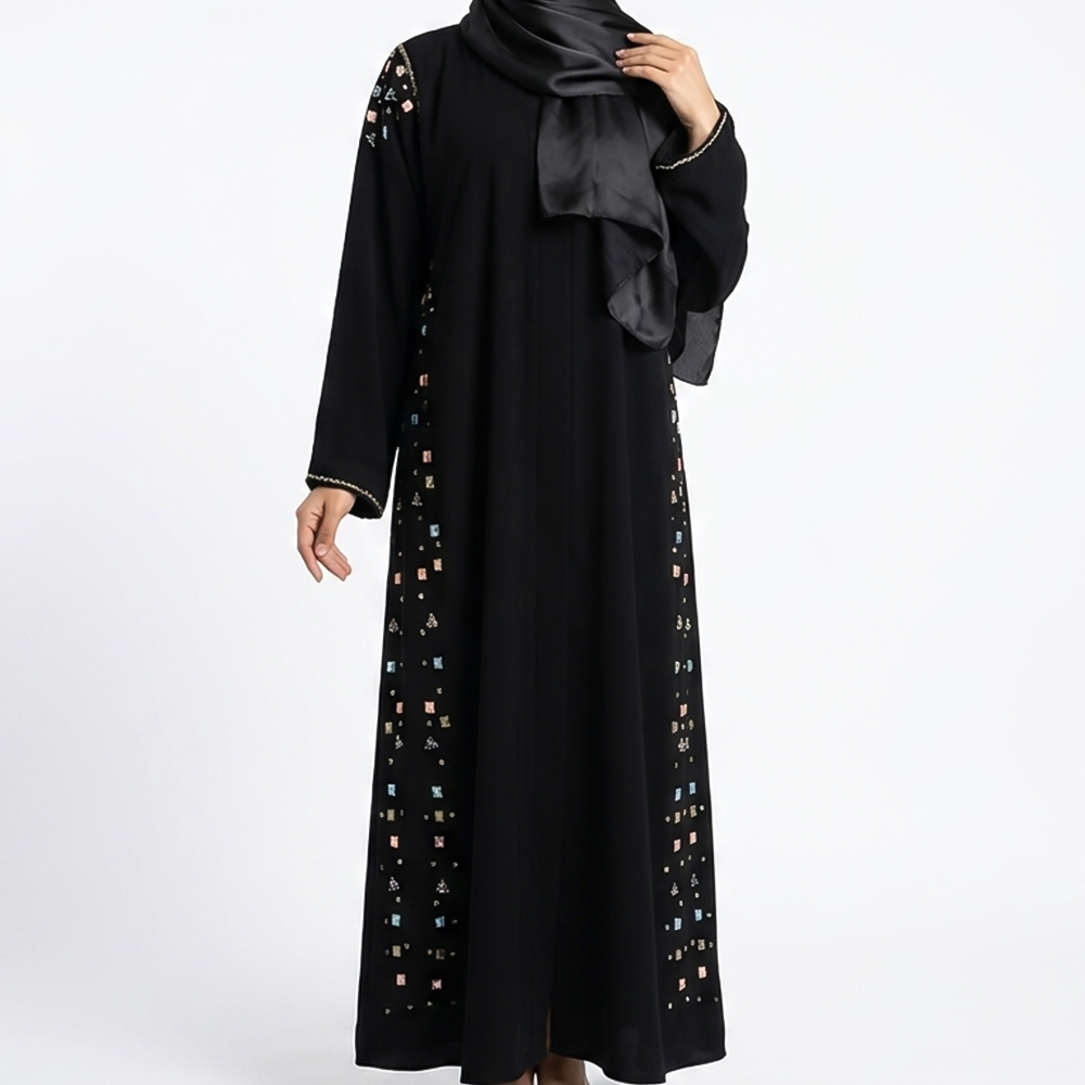 عباية سوداء بتطريز جانبي ملون أنيق
